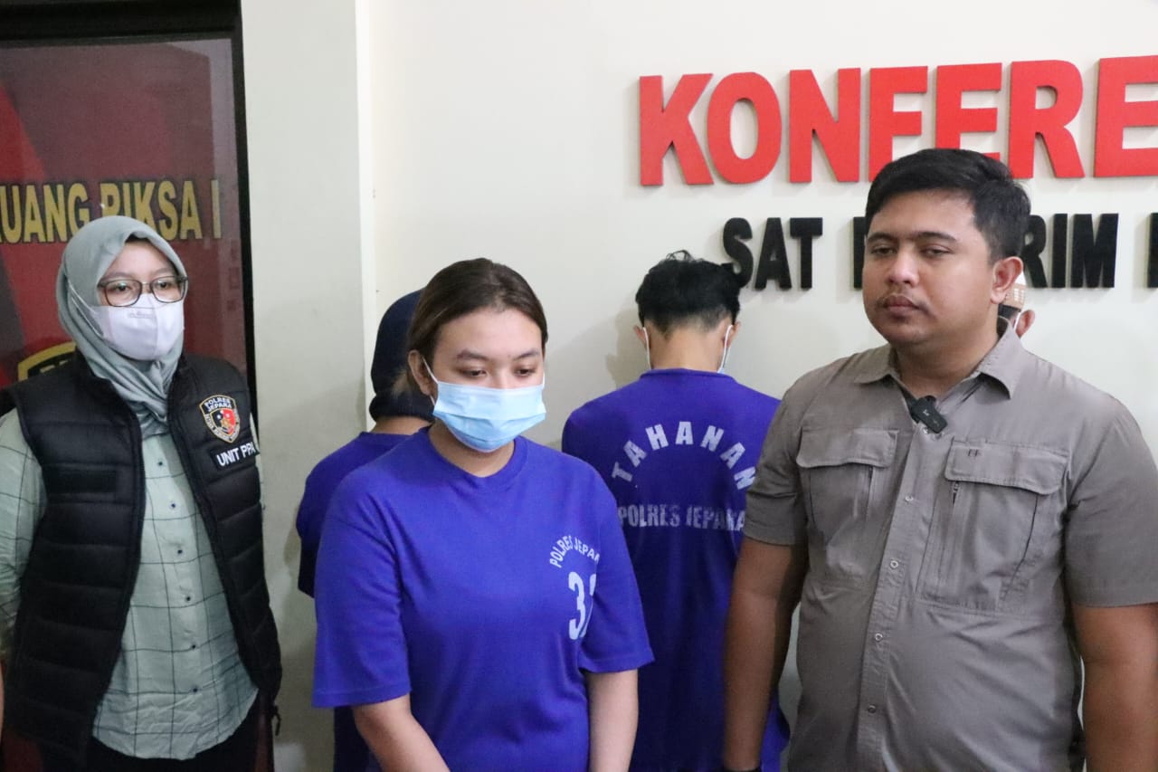 VR (19) selebgram yang promosikan judi online di Instagramnya dihadirkan dalam konferensi pers di Mapolres Jepara, pada Kamis (6/3/2025).
