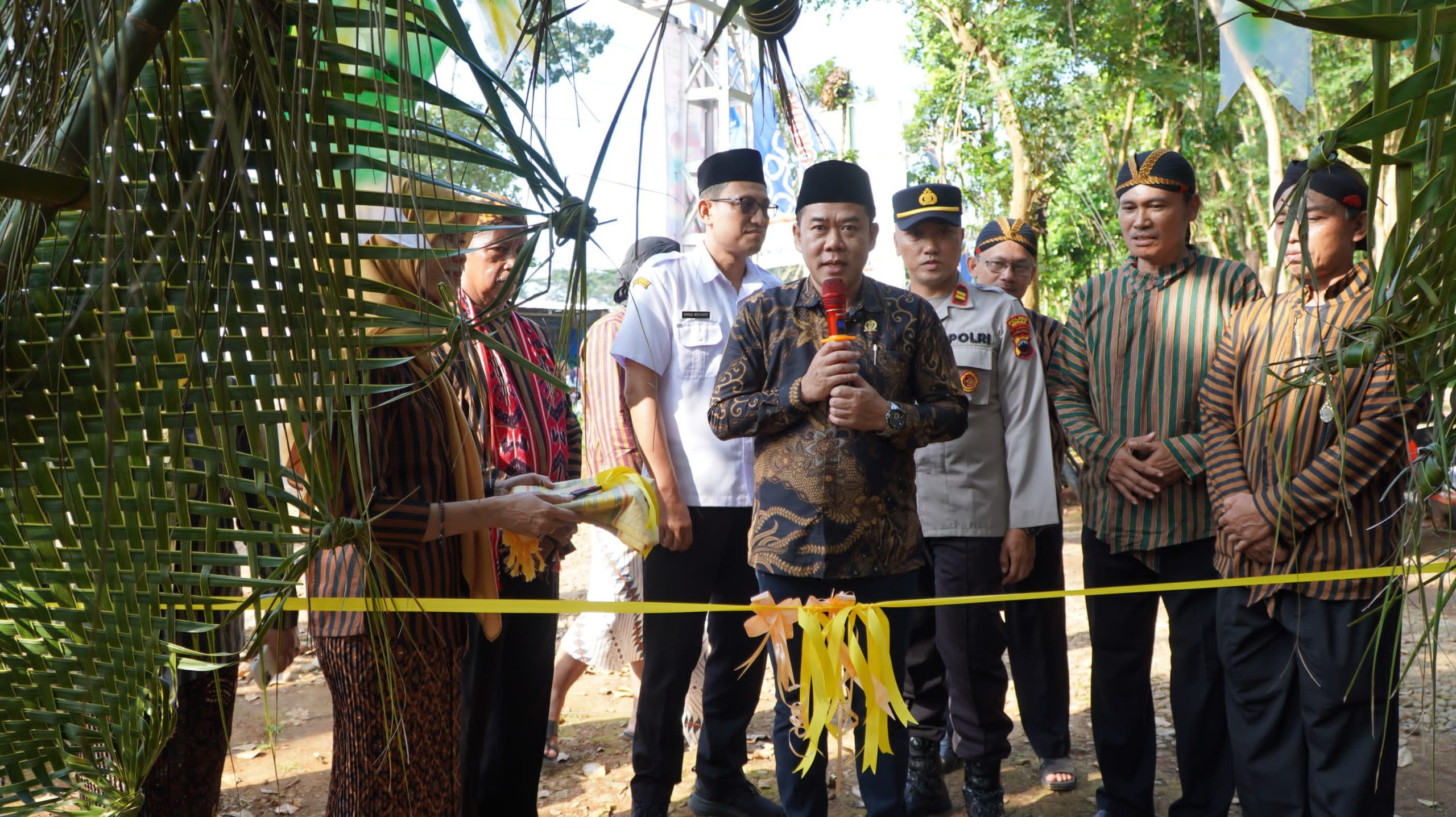 Ketua DPRD Kabupaten Jepara, Agus Sutisna melakukan potonh pita menandai dibukanya Festival Kuliner Jajanan Tradisional di Bumi Perkemahan Jati Cindhe, Kwarran Kembang