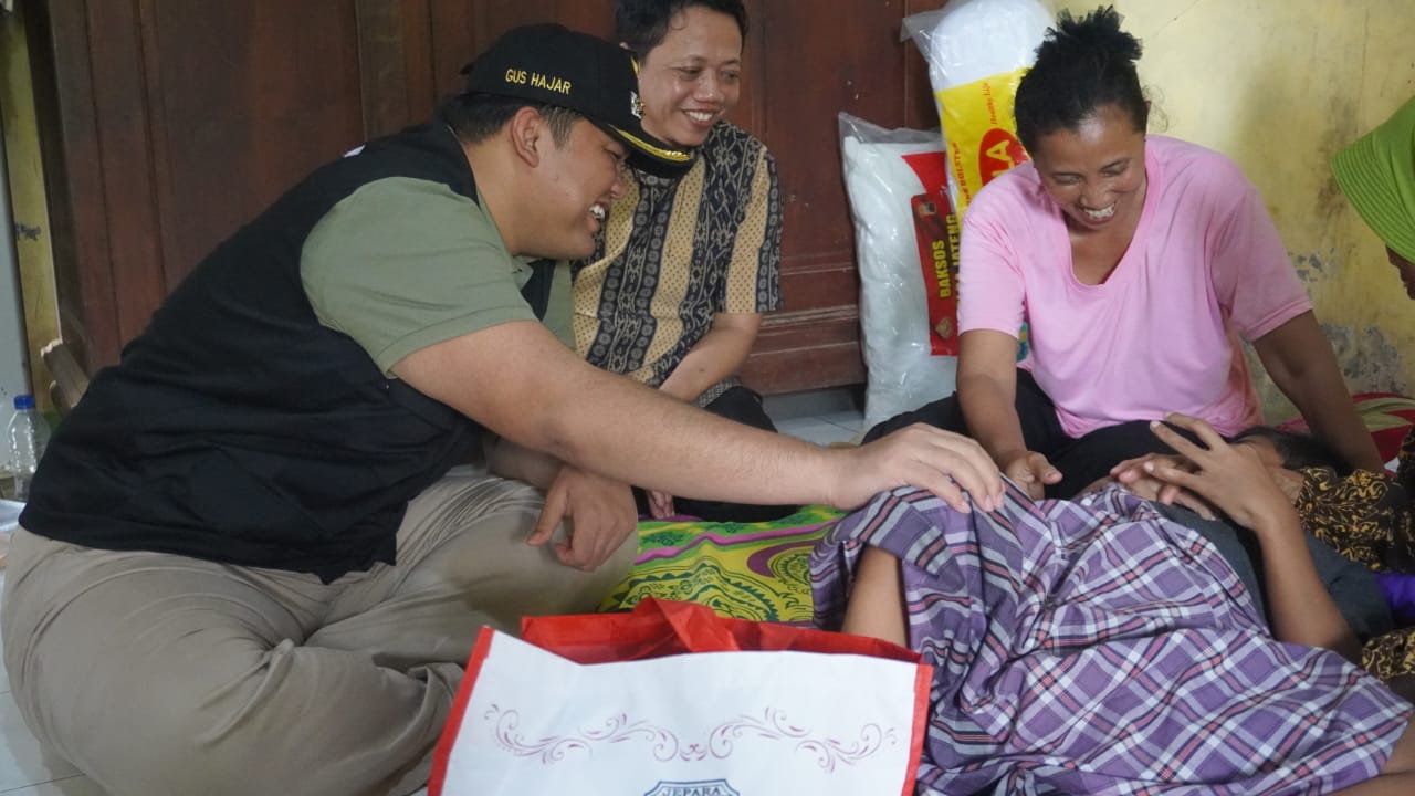 Gus Wabup mengunjungi FS (26) seorang penyandang disabibiltas di Desa Jerukwangi, Kecamatan Bangsri pada Sabtu (8/3/2025)