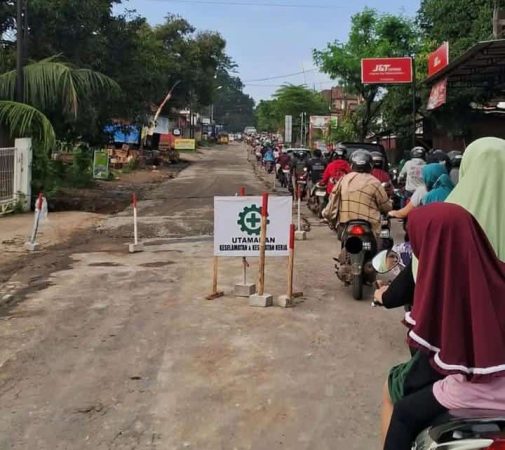 Perbaikan jalan di Jepara (foto: DailyIndonesia.id)