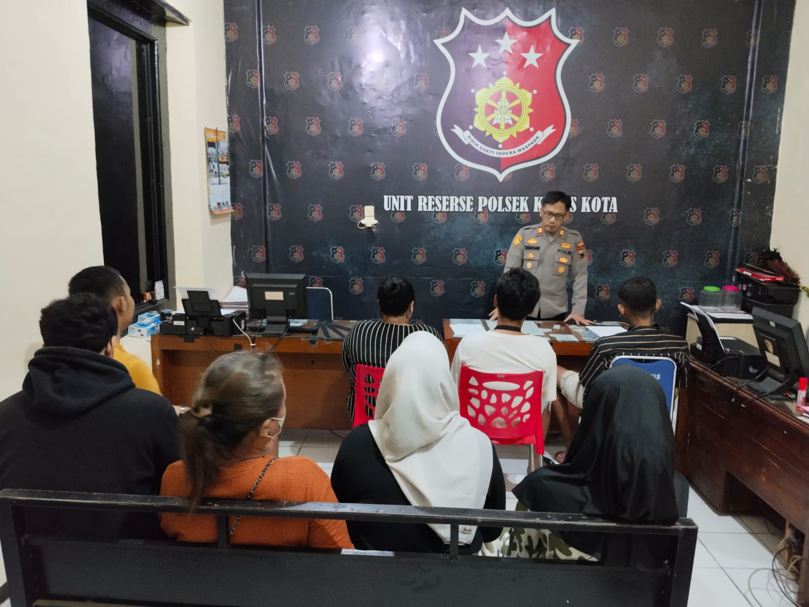 Para penghuni kos yang lakukan tindakan melanggar asusila diboyong Polsek Kudus Kota untuk dibina