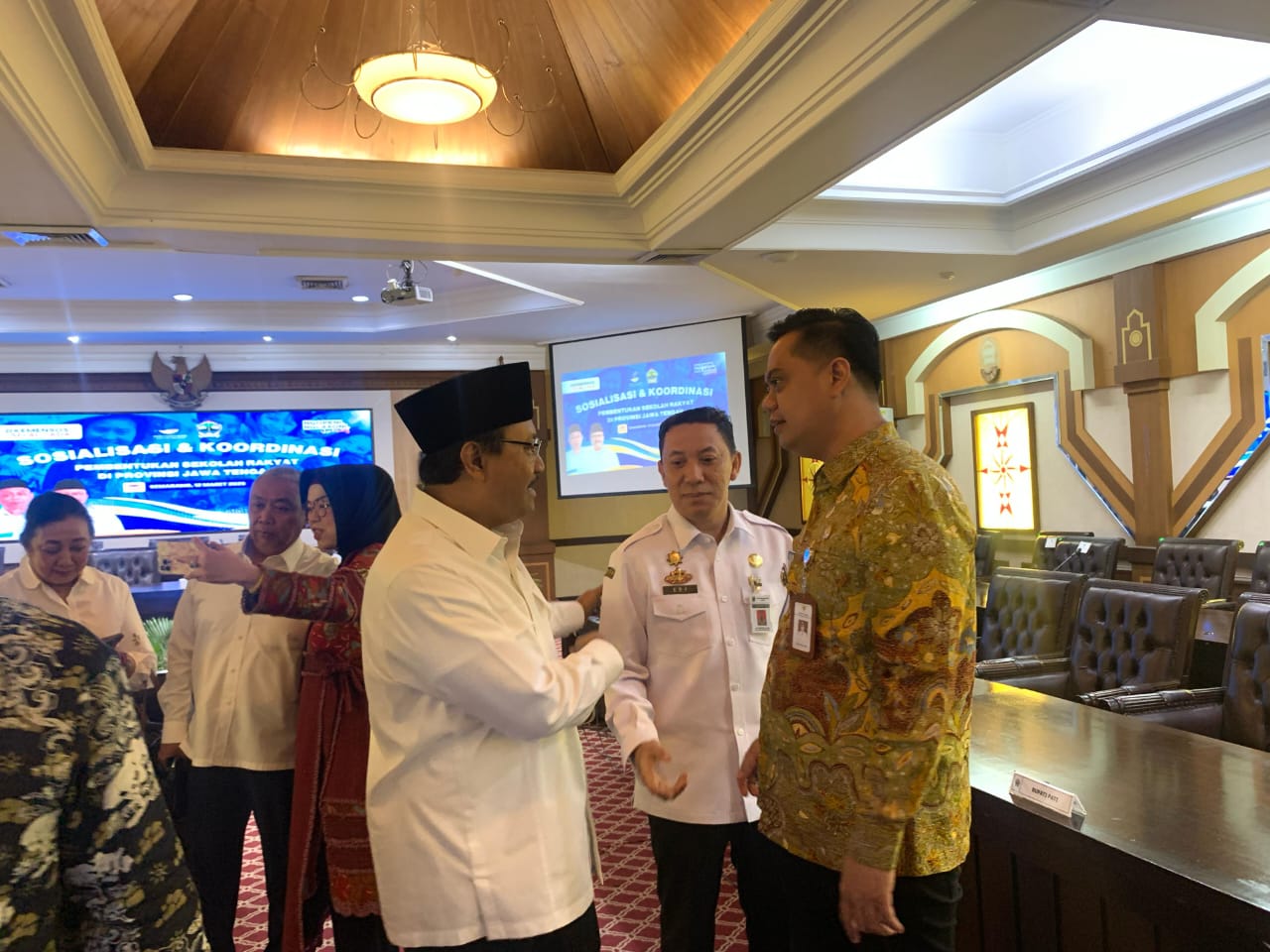 Menteri Sosial RI Saifullah Yusuf berdiskusi dengan Bupati Jepara Witiarso Utomo di dampingi Edy Marwoto Kadinsospermasdes Jepara, Rabu (12/3/2025).