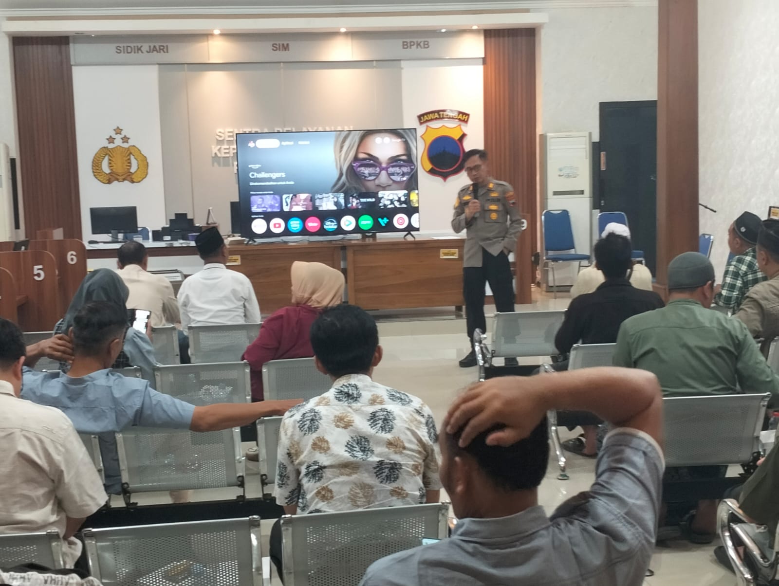 Kapolsek Kudus Kota menyampaikan imbauan terkait takbir keliling di depan Kepala Kelurahan, Kepala Desa dan Takmir Masjid se-Kecamatan Kota Kudus pada Rabu (12/03/2025) di Aula Mapolsek Kudus Kota