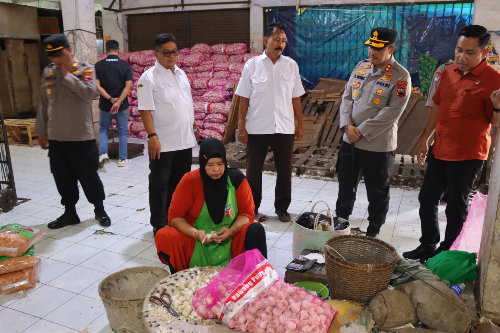 Kapolres Kudus, AKBP Ronni Bonic bersama tim Satgas Pangan Polres Kudus, melakukan pengecekan secara langsung harga bahan pokok di Pasar Bitingan Kudus pada Kamis (13/3)