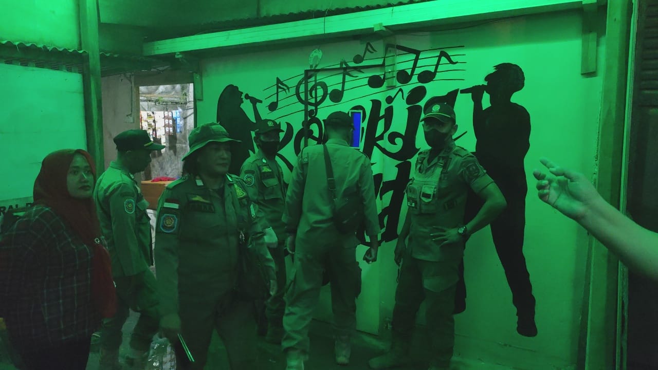 Pemkab Rembang melalui Satpol PP bersama OPD menggelar patroli di sejumlah kafe karaoke, dan warung kopi (warkop) pada Jumat (14/03/2025) malam.