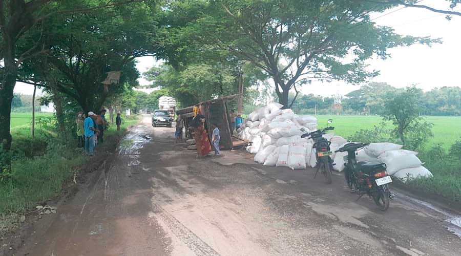 Sebuah Truk Tronton Terguling di Jalan Winong-Gabus Pati (Foto: Polsek Winong)