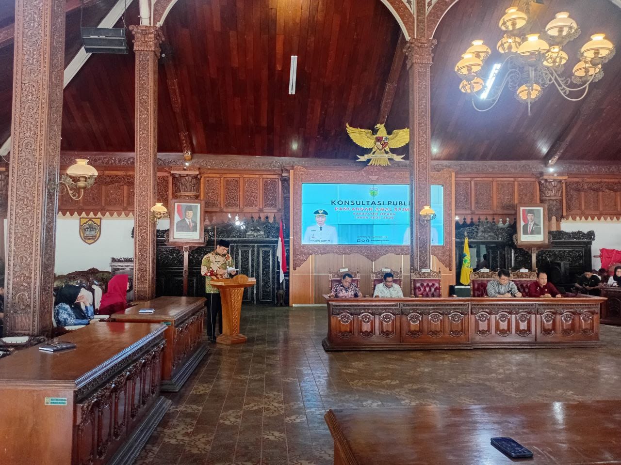 Wakil Bupati Jepara, Muhammad Ibnu Hajar membuka Forum Konsultasi Publik Rencana Pembangunan Jangka Menengah Daerah (RPJMD) Kabupaten Jepara Tahun 2025-2029 di Pendapa R.A. Kartini Jepara, Kamis (20/3/2025)