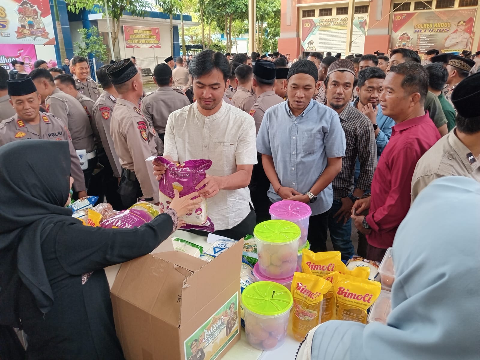 Bazar Ramadhan Polri Presisi dan Baksos Ramadhan Bhayangkari 2025 di Halaman Apel Polres Kudus, Kamis (20/3) sore