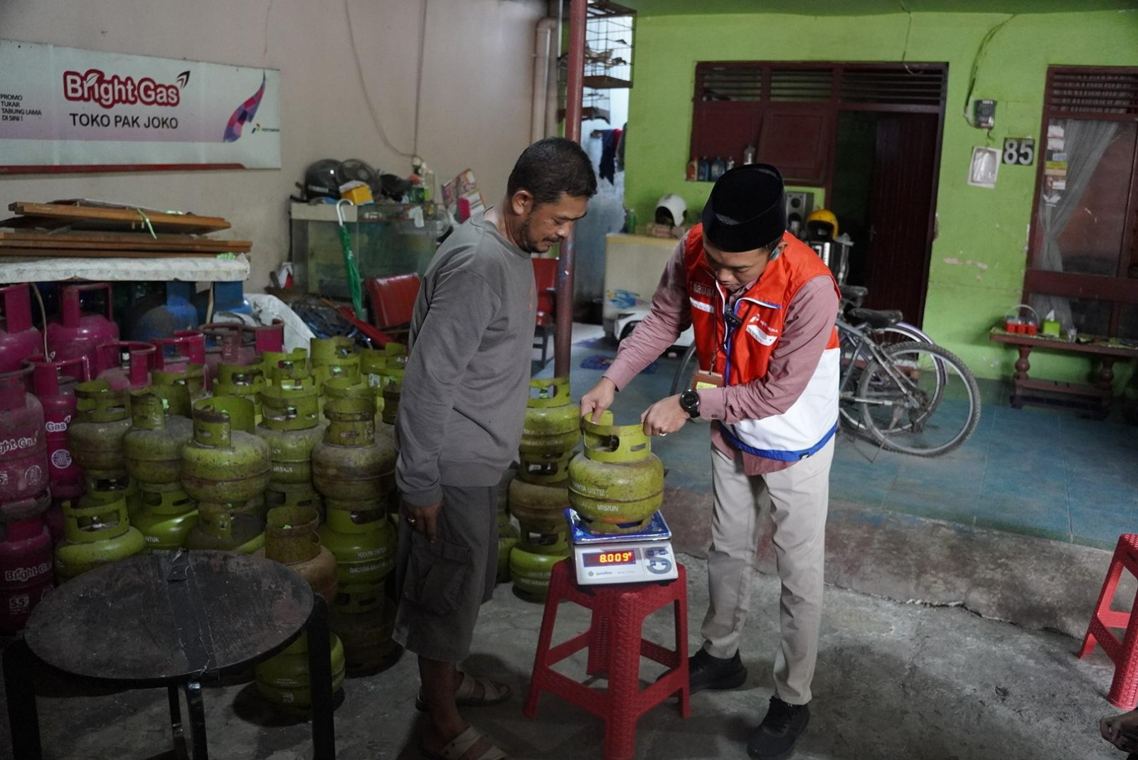 Area Manager Communication, Relations & Corporate Social Responsibility (CSR) Jawa Bagian Tengah PT Pertamina Patra Niaga, Taufiq Kurniawan ketika memeriksa tabung gas di salah satu pangkalan, beberapa waktu lalu