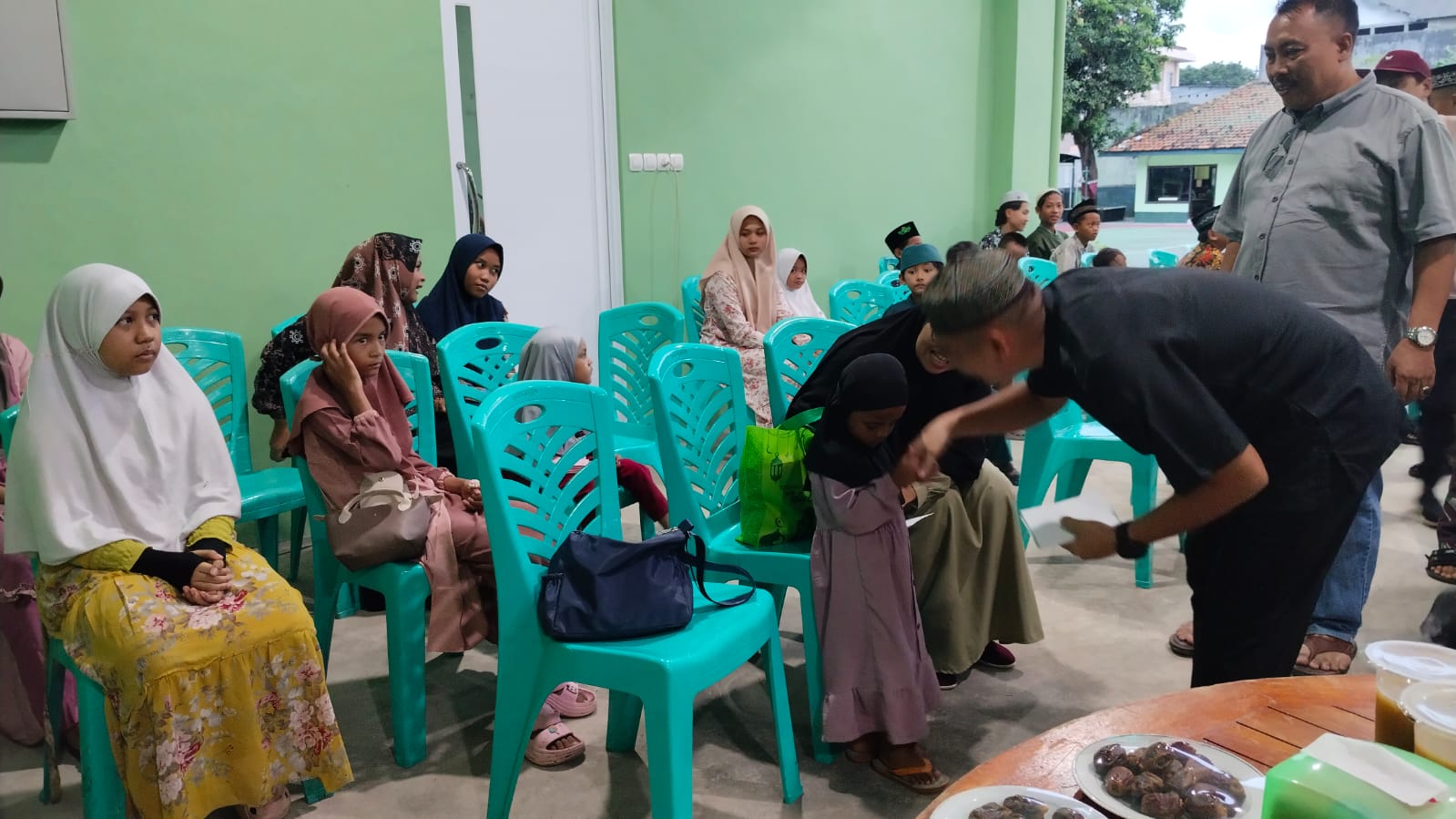 Penyerahan bantuan untuk anak yatim dalam acara buka puasa bersama (bukber) Kodim Jepara dengan insan media dan anak yatim di markas kodim 0719 Jepara pada Jumat, 21 Maret 2025