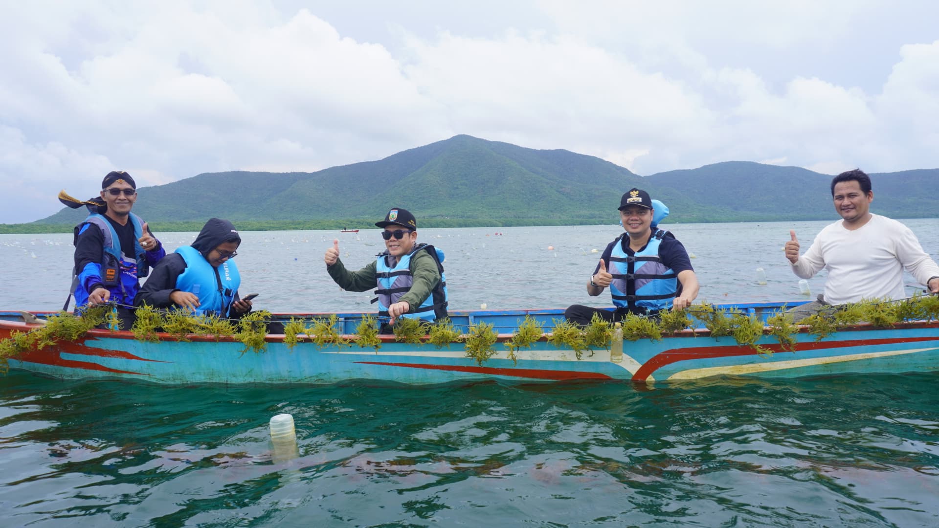 Bupati Jepara H. Witiarso Utomo ketika meninjau budi daya rumput laut di Karimunjawa belum lama ini.