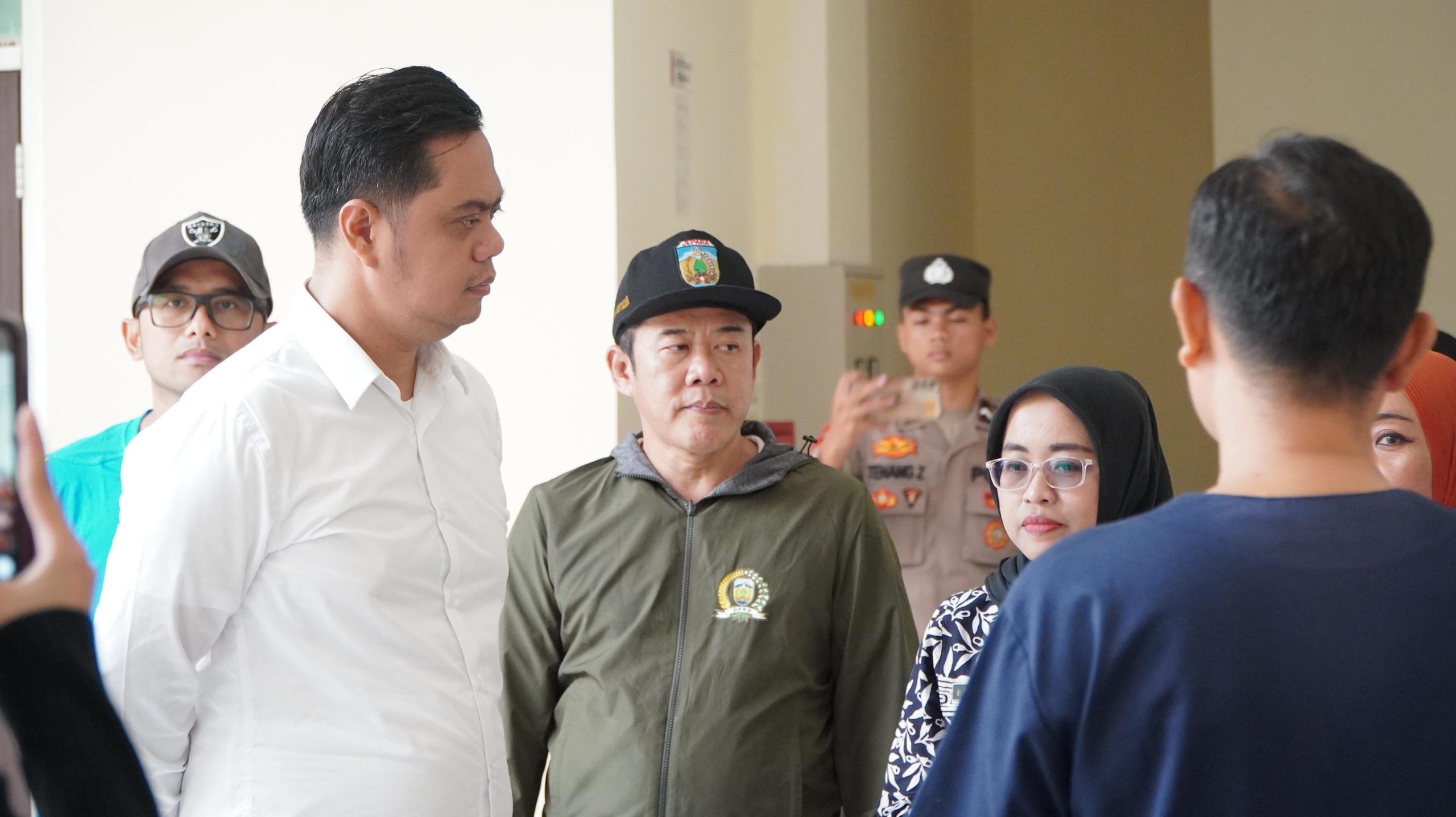 Ketua DPRD Jepara, Agus Sutisna, bersama Bupati Jepara, Witiarso Utomo, melakukan tinjauan langsung ke Puskesmas Kecamatan Karimunjawa, Minggu (23/03/2025)