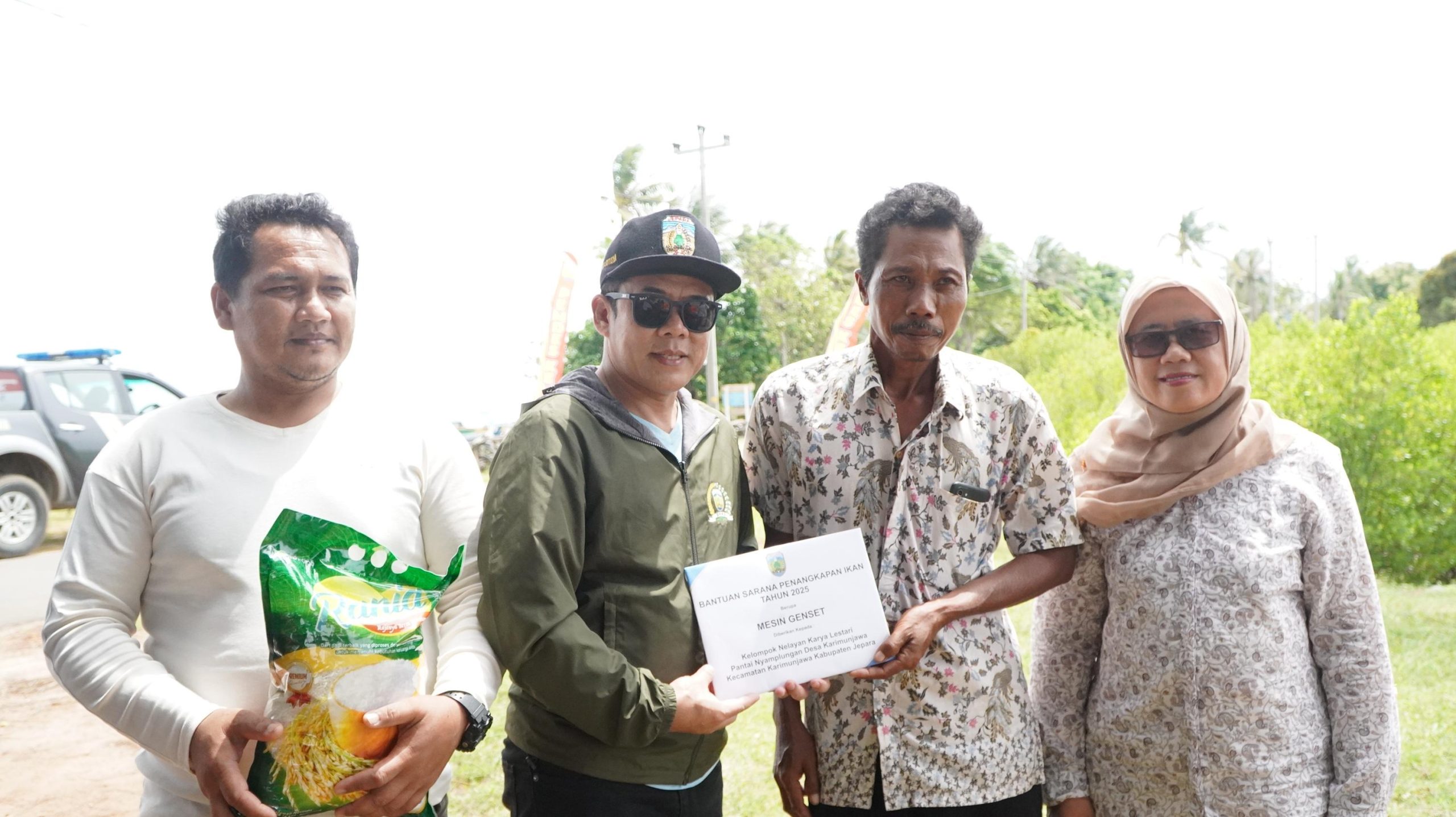 Ketua DPRD Jepara, Agus Sutisna, bersama Bupati Jepara, Witiarso Utomo, menyapa dan berdiskusi dengan petani rumput laut di Desa Kemujan, Karimunjawa pada Minggu (23/03/2025)