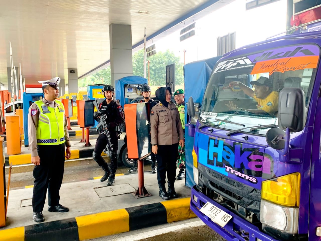 Polda Jateng melakukan pengecekan di gerbang tol
