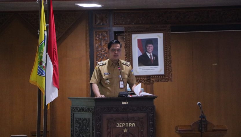 Bupati Jepara H. Witiarso Utomo yang menyampaikan capaian LKPJ dalam Rapat Paripurna di Graha Paripurna DPRD Jepara, Senin (24/3/2025)