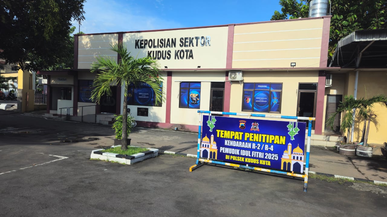Lahan yang disiapkan di Mapolsek Kudus Kota untuk parkir gratis bagi masyarakat di saat libur lebaran