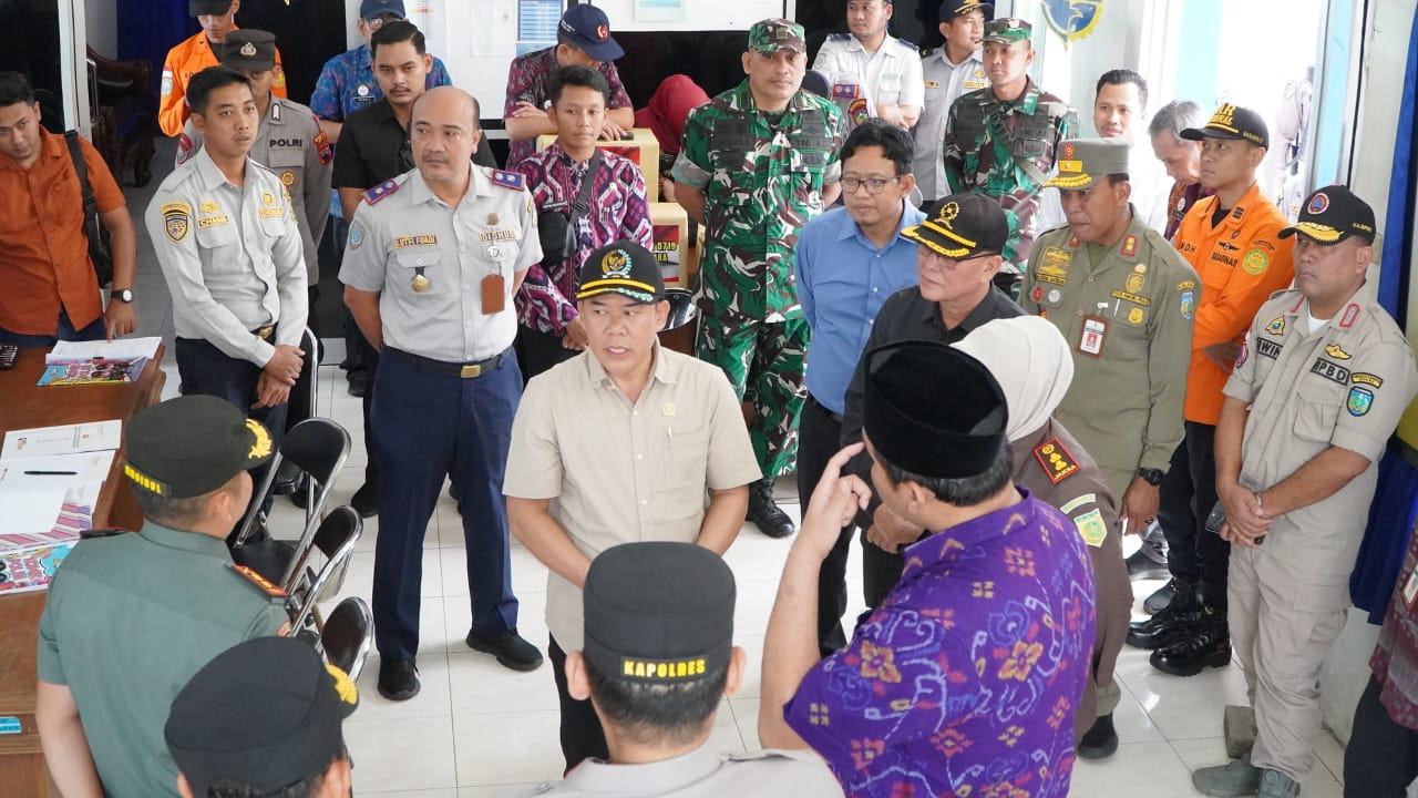 Ketua DPRD Jepara, Agus Sutisna, bersama Forkopimda melakukan monitoring ke posko pengamanan di Dermaga Jepara pada Selasa (25/3/2025)