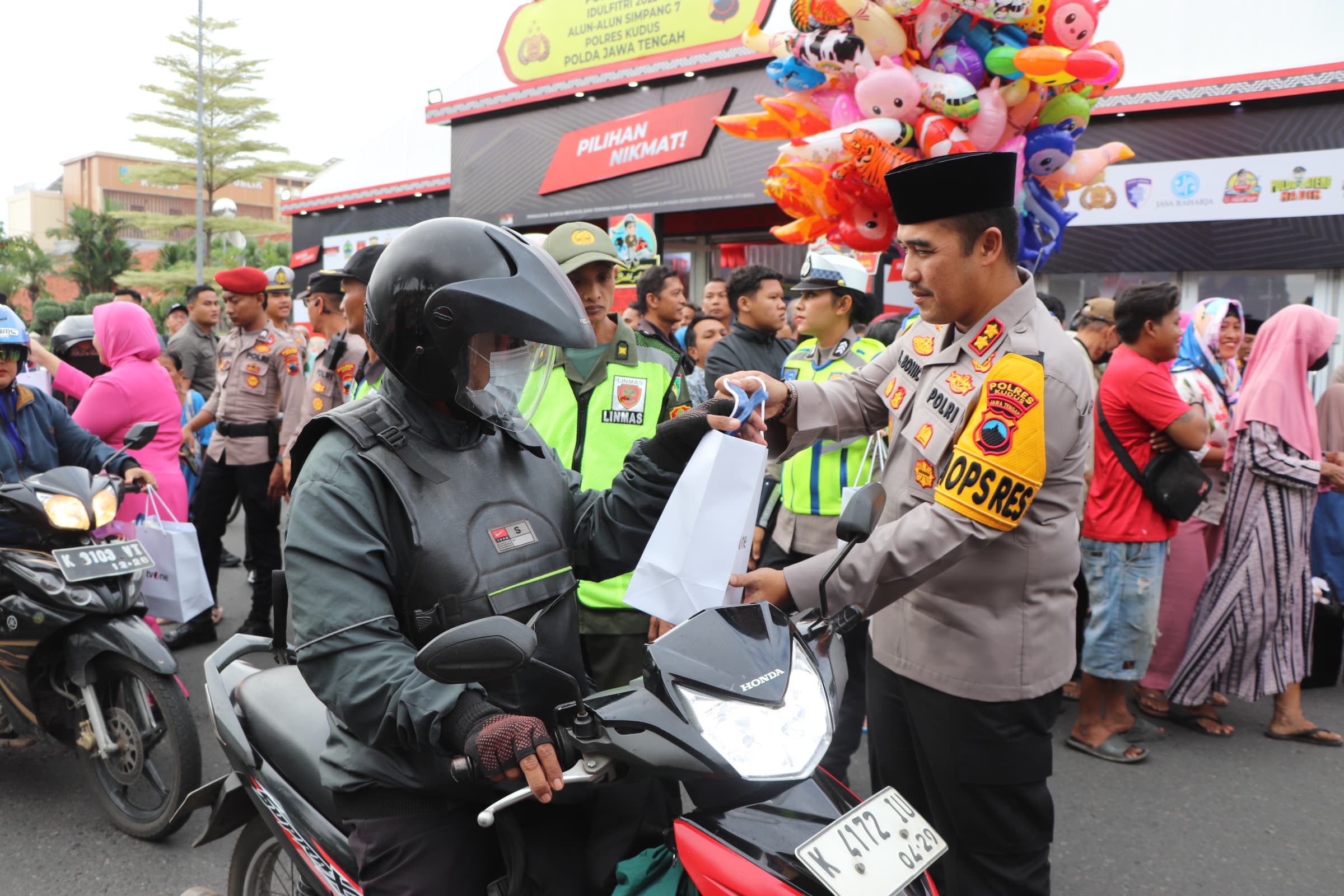 Kapolres Kudus AKBP Ronni Bonic bersama jajaran Polres Kudus bagi-bagi takjil lagi untuk masyarakat yang melintas depan Pos Terpadu Simpang 7 Kudus, Rabu (26/3) sore.