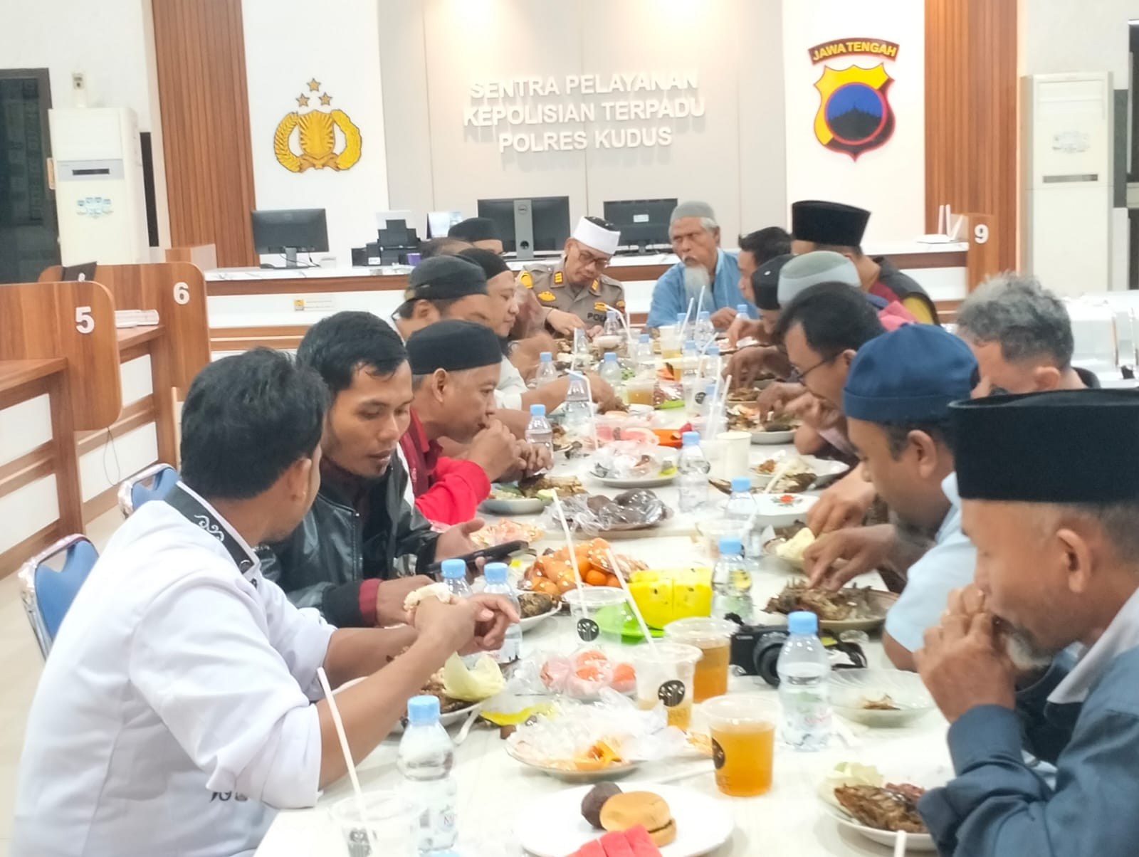 Buka bersama Kapolsek Kudus Kota AKP Subkhan dengan Komunitas Putra Persaudaraan Anak Negeri (PERSADANI) Pantura Timur di Mapolsek Kudus Kota pada Senin, 24 Maret 2025
