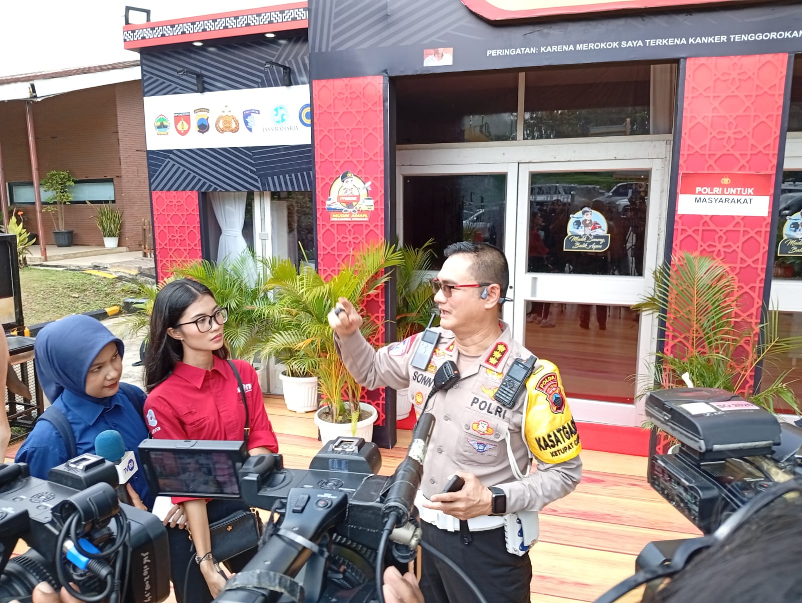 Dirlantas Kombespol Sonny Irawan di GT Kalikangkung, Jumat (28/3/2025) memberi keterangan terkait pemberlakuan skema one way mulai jalan tol dari KM 429 Dalam Kota sampai 459 Salatiga, di GT Kalikangkung, Jumat (28/3/2025)