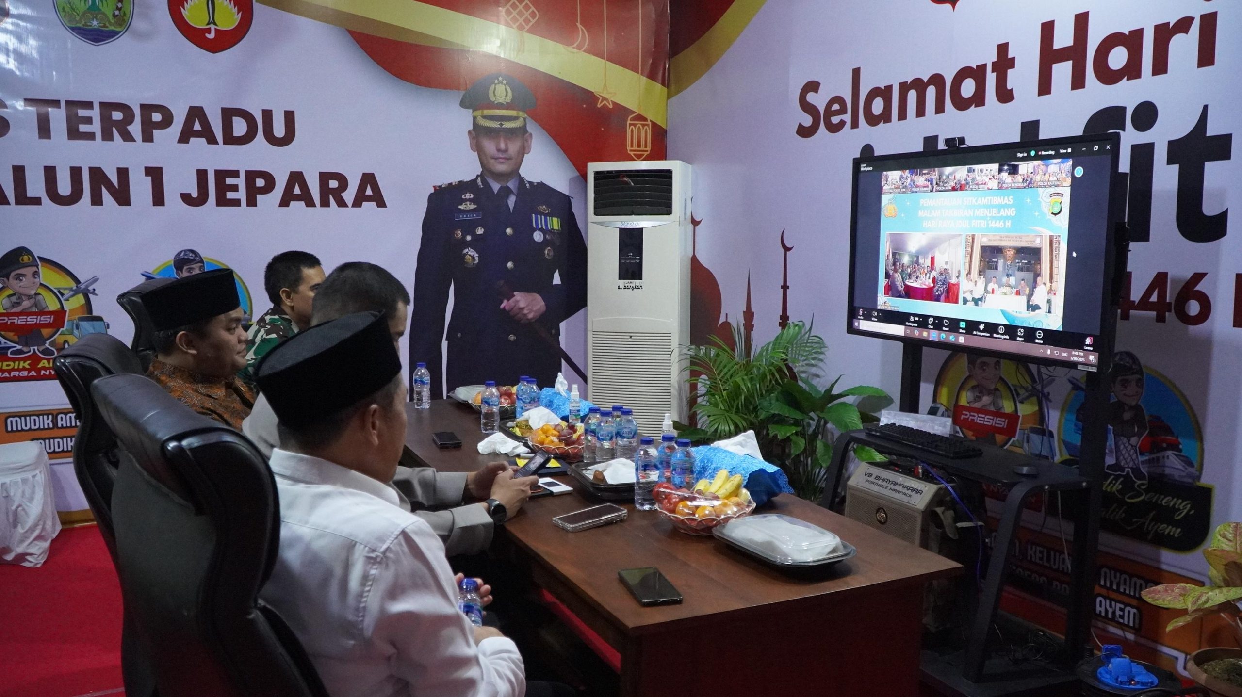 pada Minggu (30/3/2025), Forkopimda Jepara mengikuti Vidcon (Video Conference) yang diadakan oleh Kepolisian Republik Indonesia untuk memantau situasi kamtibmas malam takbiran Idulfitri 1446H