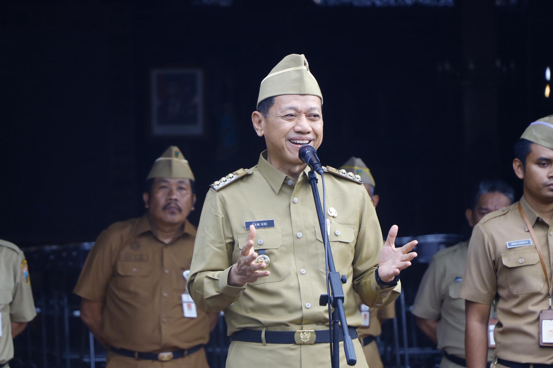Bupati Kudus Sam'ani Intakoris saat memimpin apel di Halaman Pendapa Kabupaten Kudus, Senin (3/3/2025)