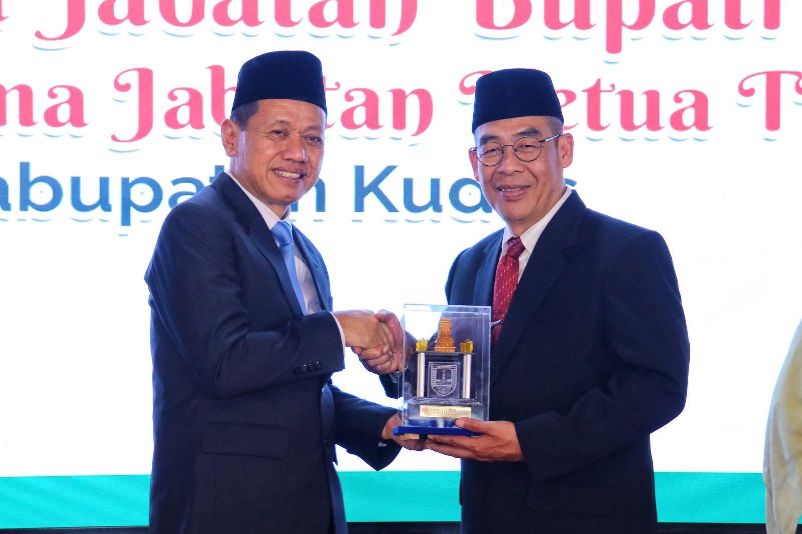 Serah terima jabatan antara Pj. Bupati Kudus sebelumnya, Herda Helmijaya, ke Bupati Kudus Sam'ani Intakoris dan Wakil Bupati Kudus Bellinda Putri Sabrina Birton berlangsung di Pendapa Kabupaten Kudus pada Senin (3/3/2025)