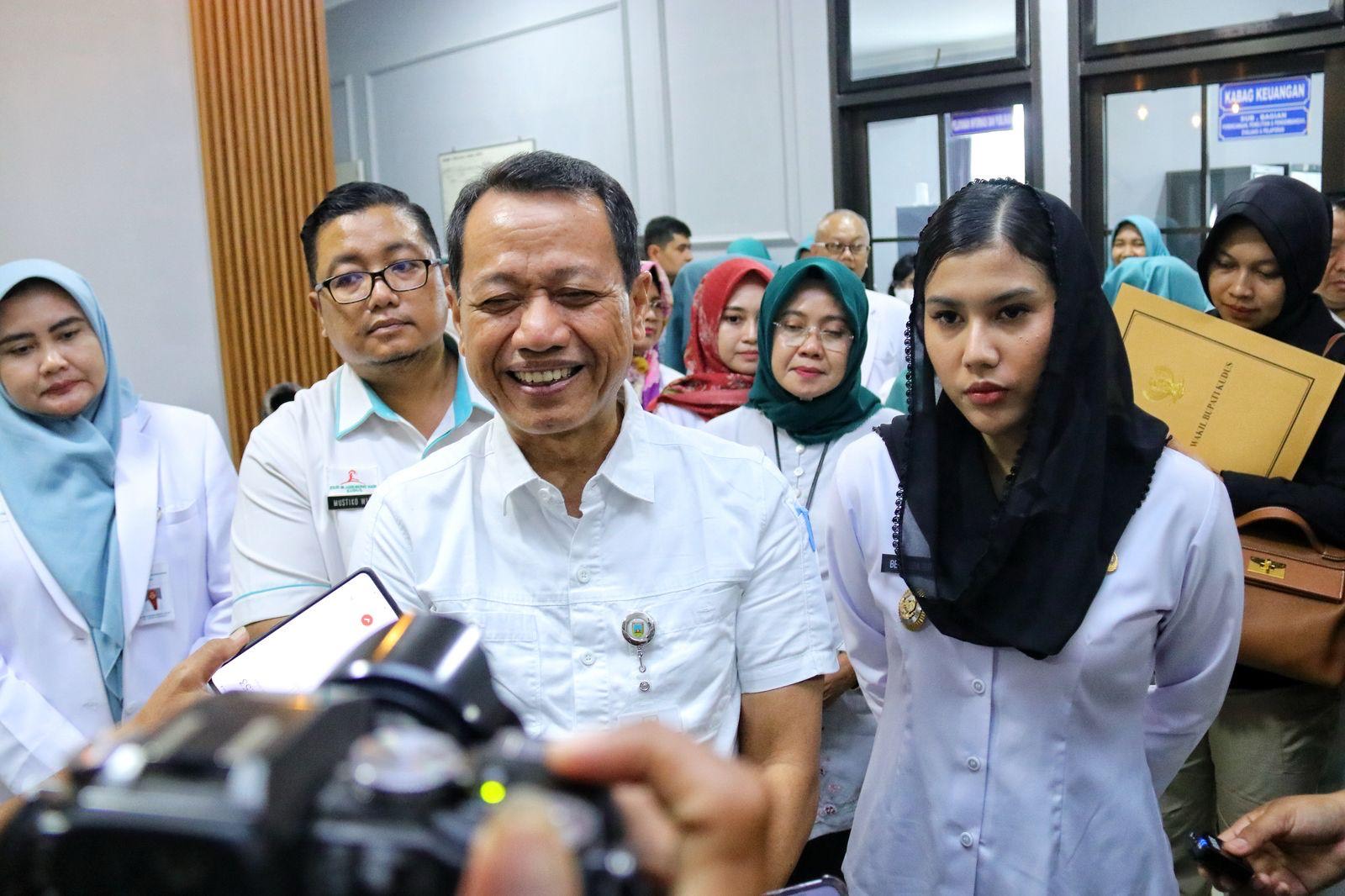 Bupati Kudus Sam'ani Intakoris bersama Wakil Bupati kudus Bellinda Birton usai mengunjungi Rumah Sakit Umum Daerah (RSUD) dr. Loekmono Hadi, Kamis (6/3/2025)