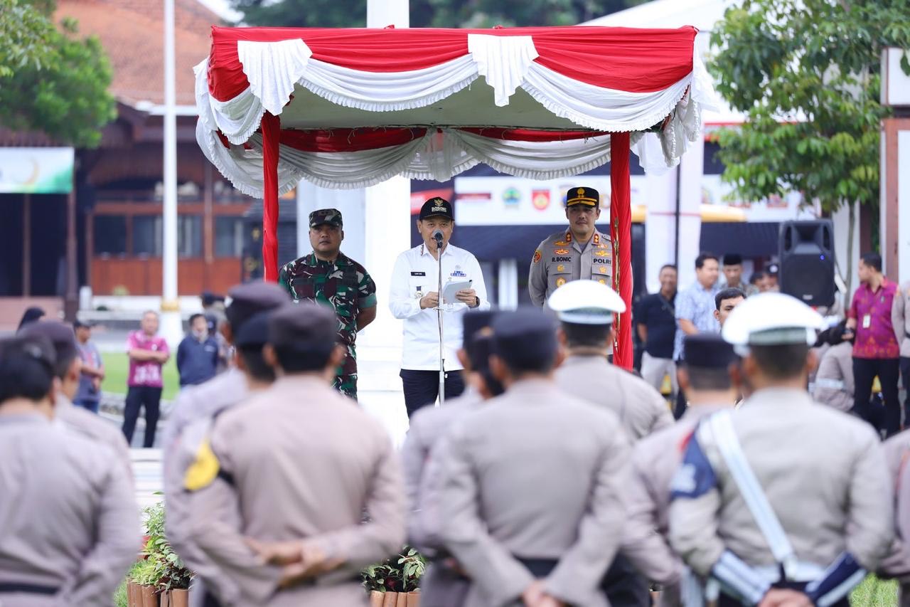 Bupati Kudus Sam'ani Intakoris memimpin apel gelar Operasi Ketupat Candi 2025 di Alun-alun Simpang Tujuh Kudus, Jumat (21/03/2025)