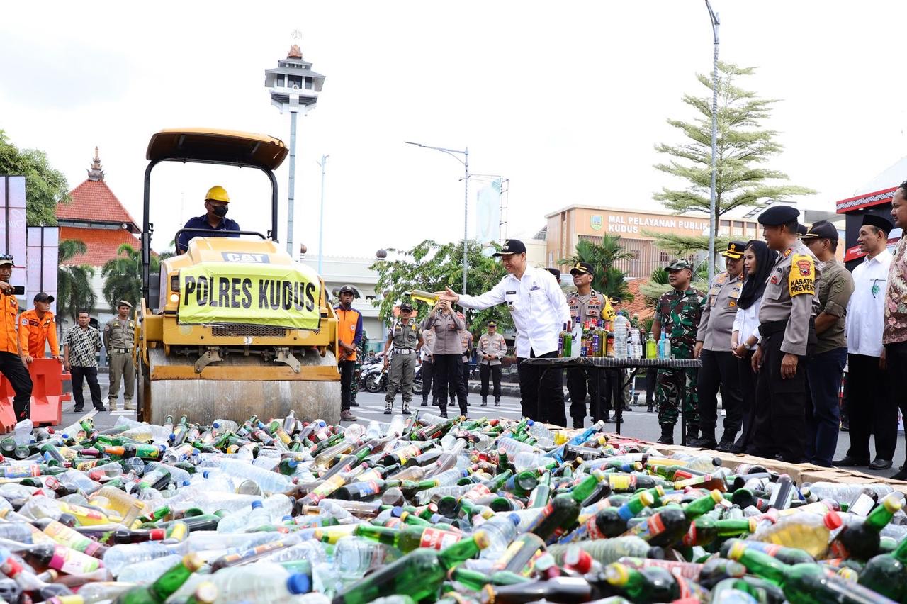 Pemusnahan ribuan minuman keras (miras) dan knalpot brong berlangsung di Alun-alun Simpang Tujuh Kudus, Jumat (21/3) setelah Apel Gelar Pasukan Operasi Ketupat Candi 2025