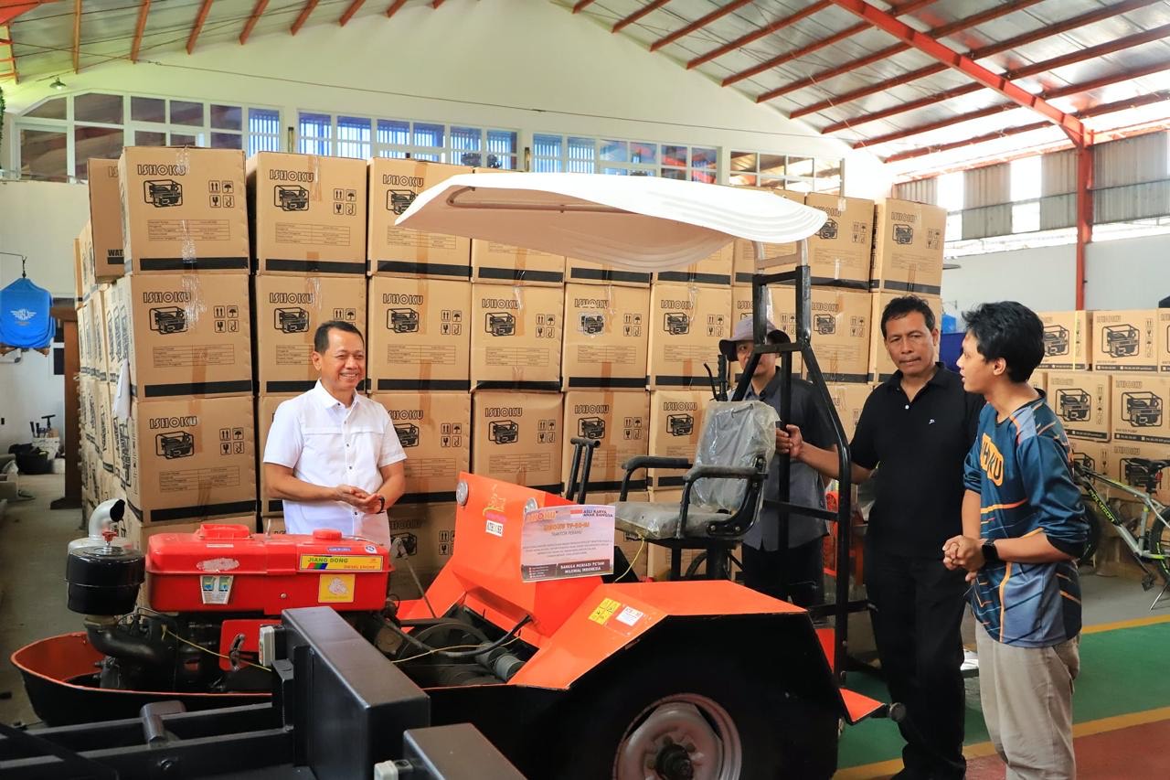 Bupati Kudus Sam'ani Intakoris menengok kantor usaha Alsintan ISHOKU di Tanjungkarang pada Sabtu (22/3/2025)