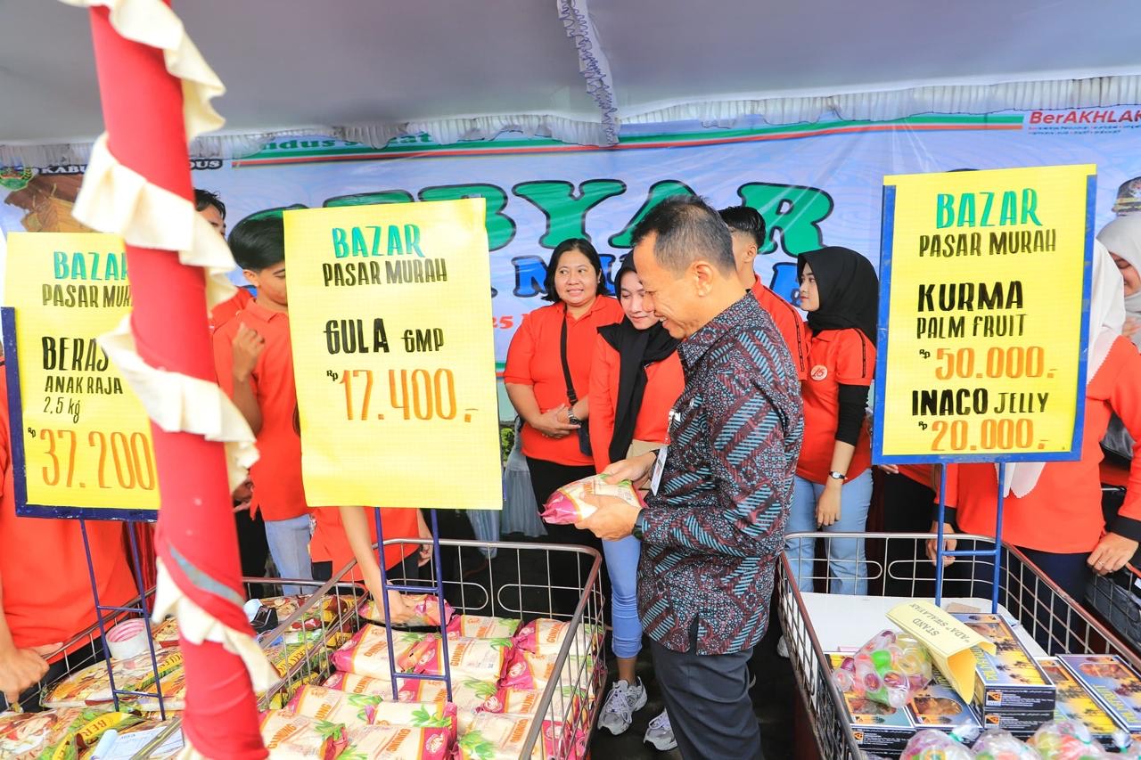 Bupati Kudus Sam'ani Intakoris ketika menengok penyelenggaraan Pasar Murah di depan Balai Desa Undaan Kidul, Kecamatan Undaan, Kabupaten Kudus pada Selasa (25/3/2025)