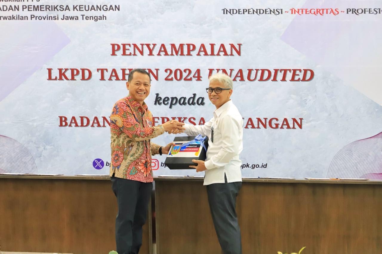 Bupati Kudus Sam'ani Intakoris menyerahkan Laporan Keuangan Pemerintah Daerah (LKPD) Unaudited Tahun Anggaran 2024 di Auditorium Kantor Badan Pemeriksa Keuangan (BPK) Perwakilan Provinsi Jawa Tengah, Rabu (26/3/2025)