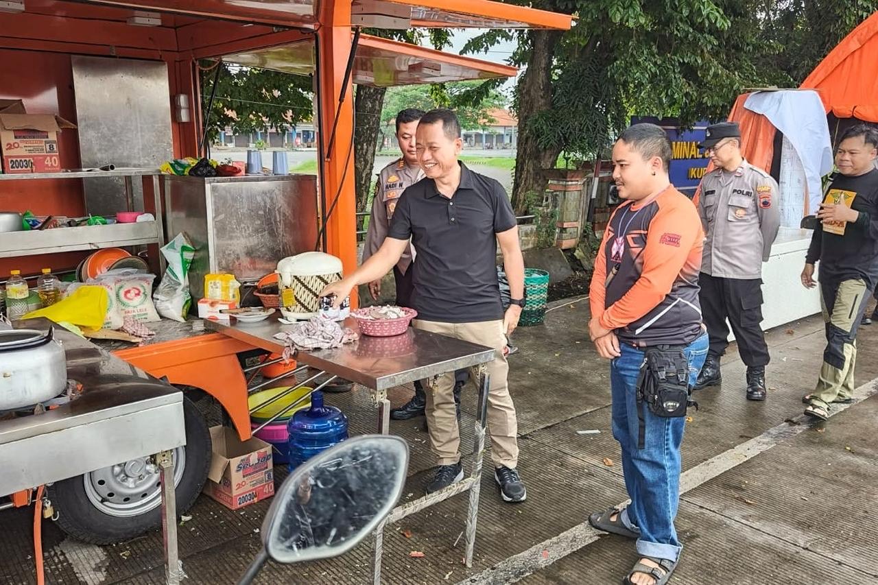 Bupati Kudus Sam'ani Intakoris melakukan peninjauan ke Pos Terpadu di Terminal Jati Kudus, Jumat (28/3/3025)