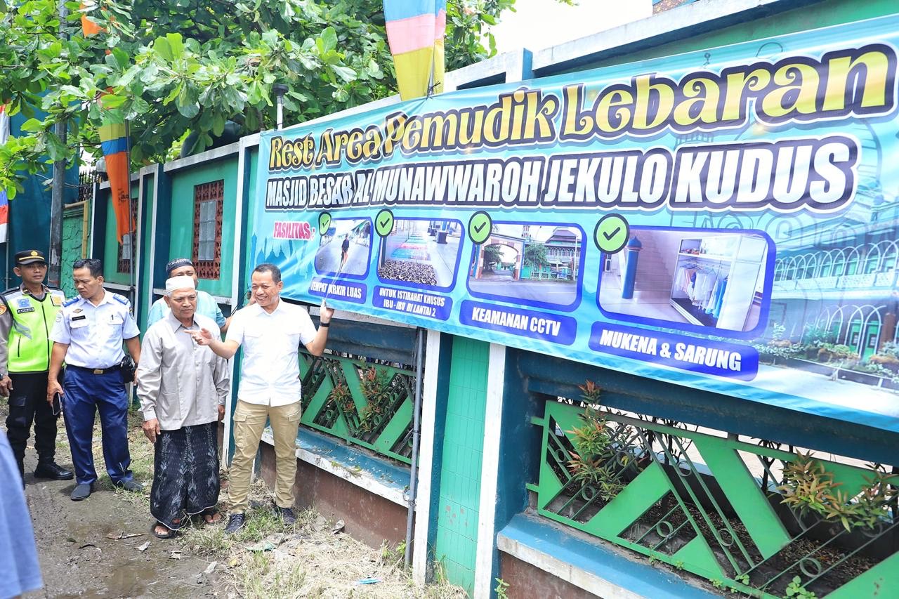 Bupati Kudus Sam'ani tinjau Masjid Al-Munawwaroh yang menjadi rest area bagi para pemudik, Sabtu (30/3/2025)
