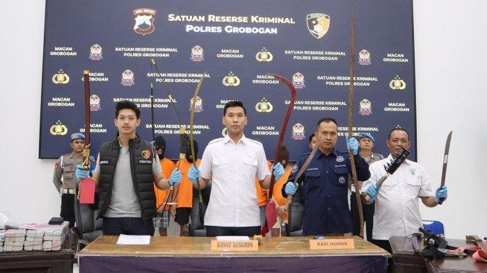 Sejumlah sajam yang dibawa 13 pemuda Grobogan untuk perang sarung diperlihatkan dalam konferensi pers di Aula Jananuraga Mapolres, Rabu (26/3/2025) (foto: TribunJateng)