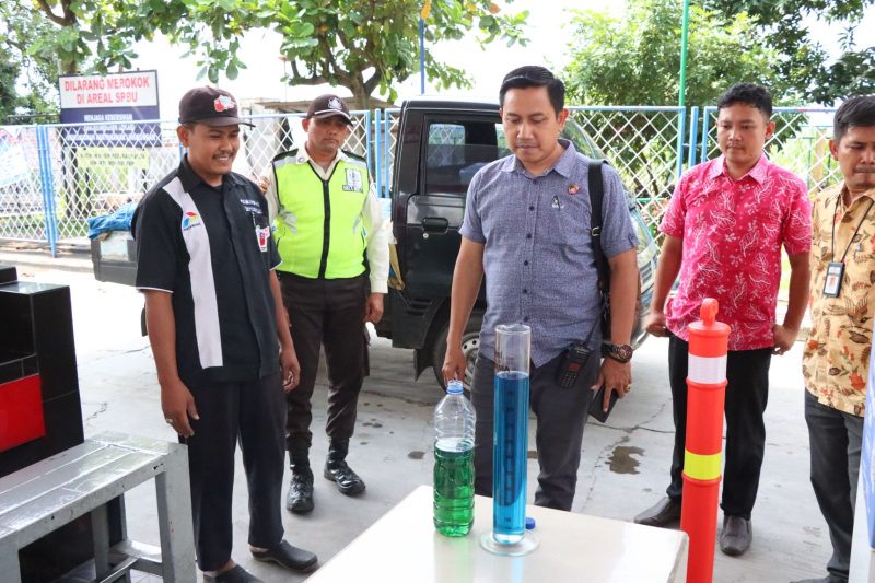 Polres Kudus mengecek BBM di salah satu SPBU