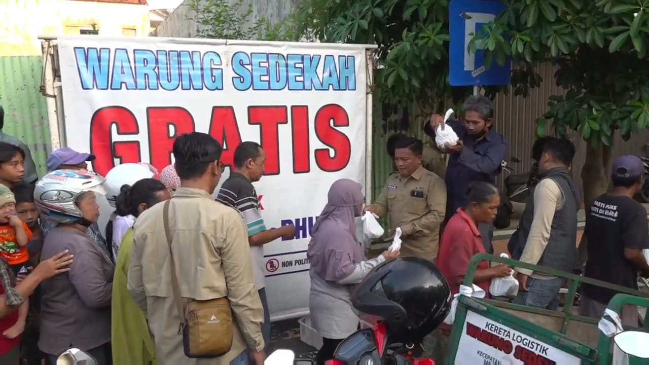 Bertempat di trotoar Jalan Ahmad Yani, Kota Kudus, sejumlah jurnalis dari IJTI Muria Raya tampak sibuk menyiapkan ratusan nasi bungkus di Warung Sedekah