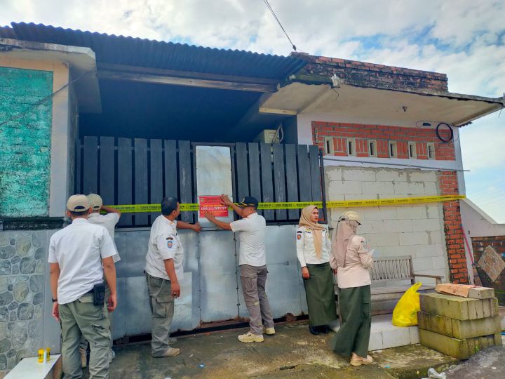 Satpol PP Kudus melakukan penyegelan di dua tempat karaoke pada Rabu, 12 Maret 2025.