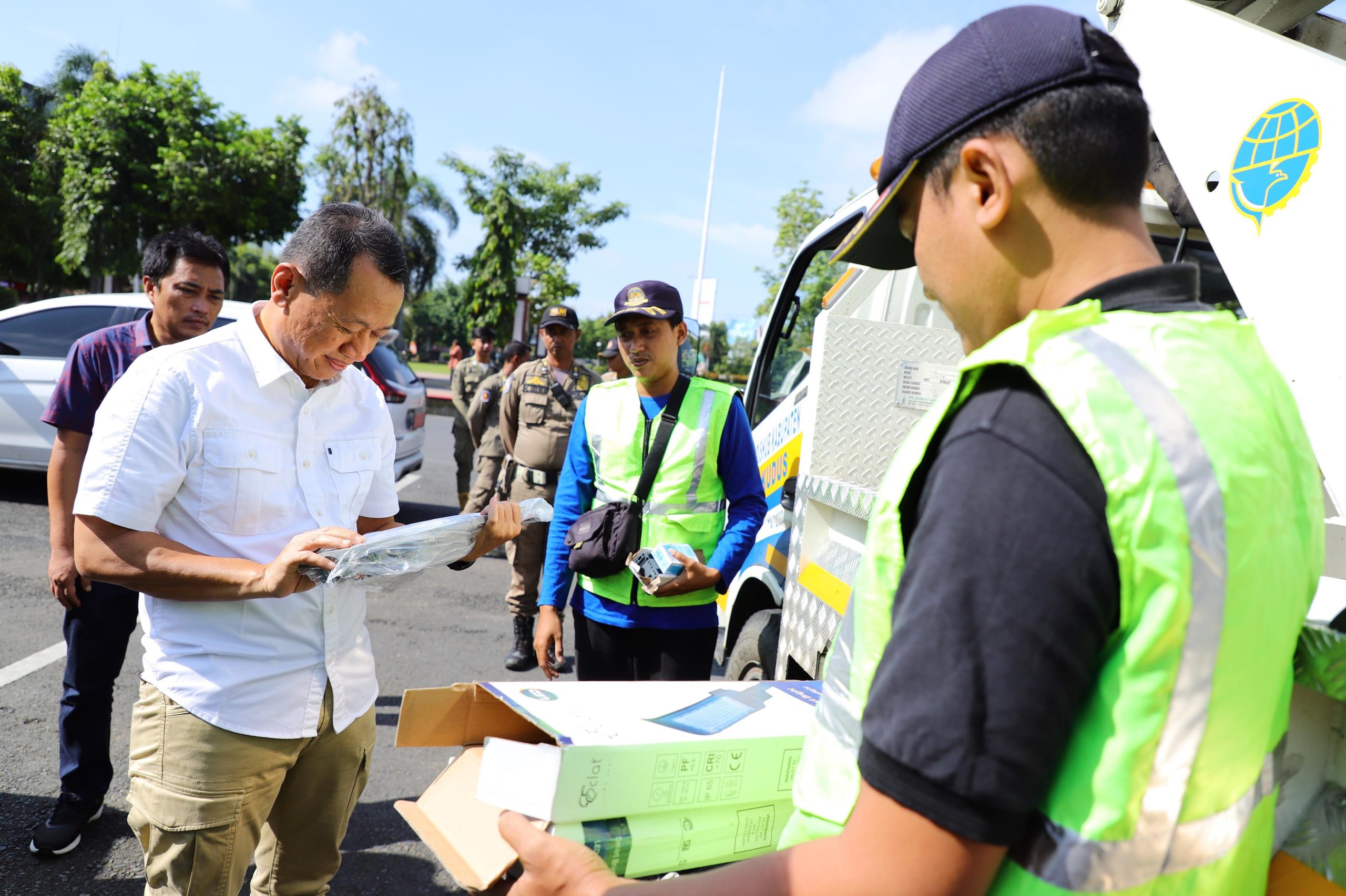 Bupati Kudus Sam'ani Intakoris mengerahkan Tim Saber Lampu Jalan pada Minggu (9/3/2025) untuk memperbaiki LPJU yang dikeluhkan di Wadul K1 dan K2