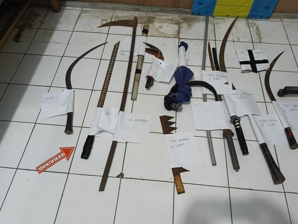 Berbagai senjata tajam yang diamankan Polsek Pati Kota dalam penggerebekan diduga gangster di sebuah angkringan sekitar Pasar Rogowangsan, Kelurahan Pati Kidul, Kecamatan Pati, Kabupaten Pati, Sabtu (29/3) malam