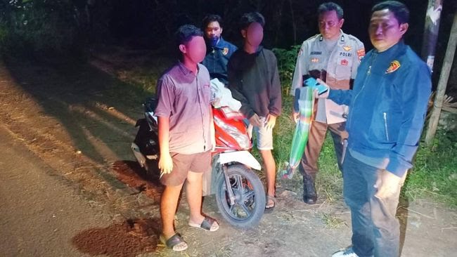 Dua anak di bawah umur yang hendak perang sarung di bawah pengaruh minuman keras di wilayah Tlogowungu diamankan kepolisian, Kamis (6/3/2025) (foto: DetikJateng)