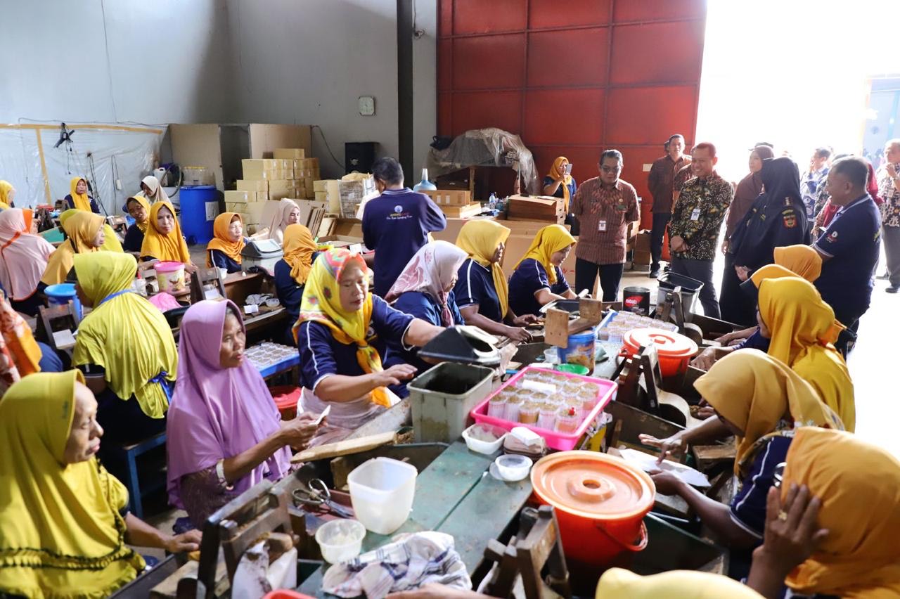 Kunjungan Kerja Reses Komisi XI DPR RI di Aglomerasi Pabrik Hasil Tembakau (APHT), Desa Megawon pada Selasa (15/4/2025)