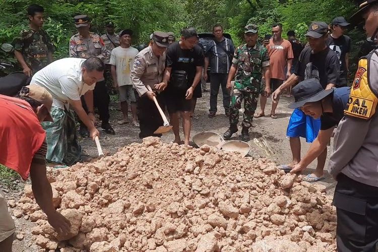Bupati Blora, Arief Rohman bersama warga meratakan tanah grosok di ruas jalan Cabak - Bleboh, Kecamatan Jiken, Kabupaten Blora, Jumat (4/4/2025). Sebelumnya di ruas jalan tersebut ditanami pohon pisang sebagai aksi protes warga (foto: KOMPAS.COM)
