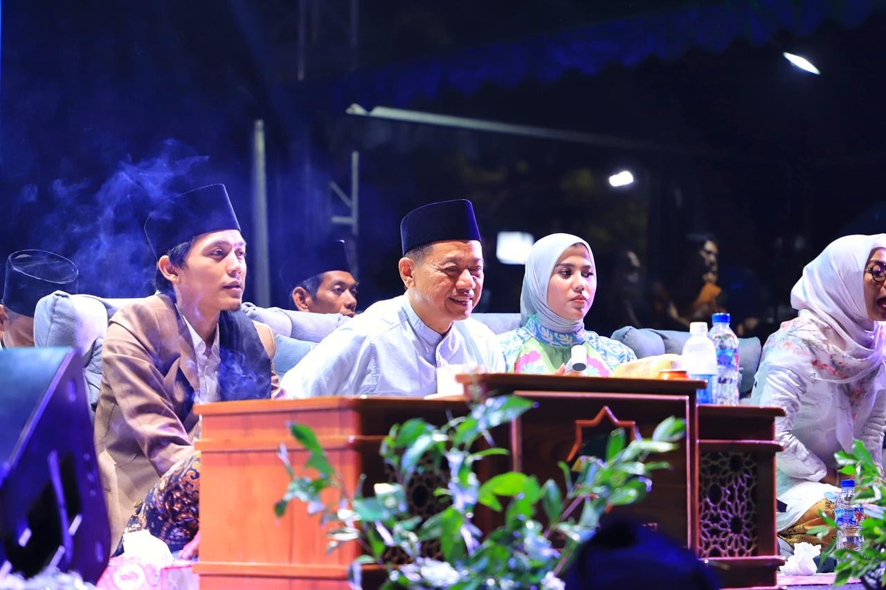 Gus Iqdam (kiri) bersama Bupati Kudus Sam'ani Intakoris (tengah) dan Wakil Bupati Kudus Bellinda Birton (kanan) dalam acara Halalbihalal Warga Kudus Ngaji Bareng Gus Iqdam pada Minggu (13/4/2025) malam