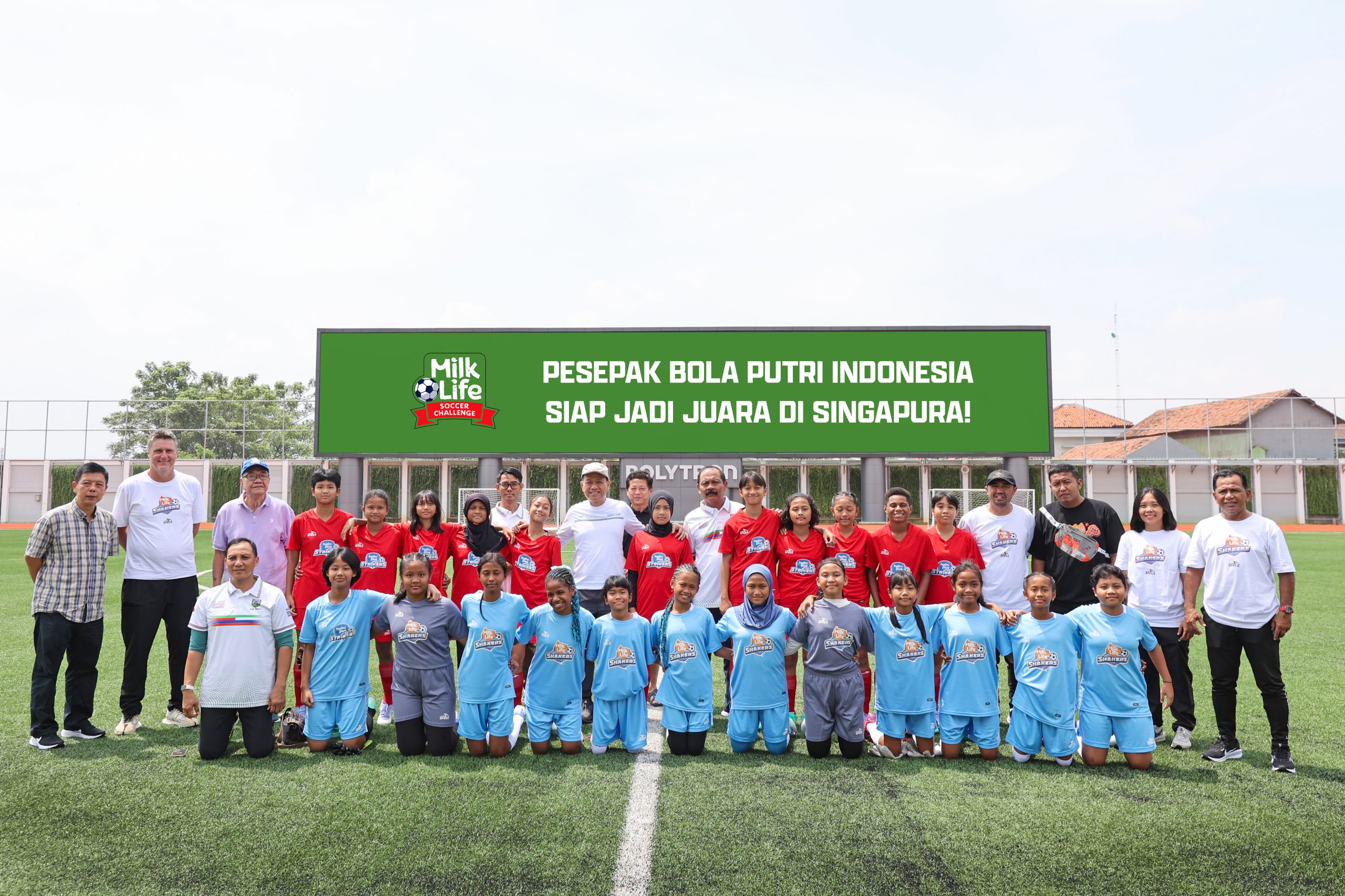 Bupati Kudus Sam’ani Intakoris berfoto bersama para pemain tim MilkLife Shakers U-12 dan HydroPlus Strikers U-14 yang akan mengikuti turnamen internasional Junior Soccer School and League (JSSL) Singapore 7’s ketika berkunjung ke Supersoccer Arena (SSA) Kudus pada Minggu (13/4/2025).