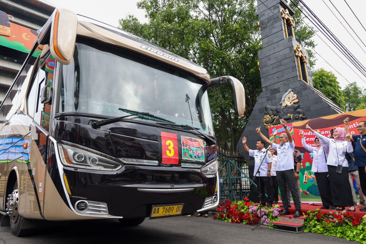 Pelepasan peserta mudik gratis Jawa Tengah di halaman Kantor Gubernur Jateng, Kota Semarang, Rabu (26/3/2025) (foto: jatengprov.go.id)