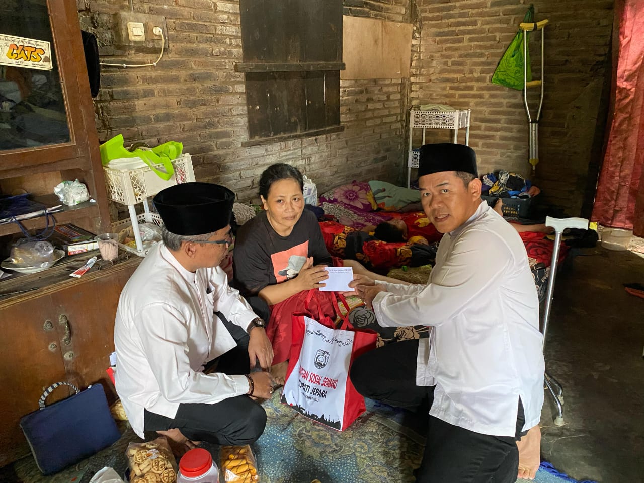 Ketua DPRD Jepara, Agus Sutisna saat berkunjung ke kediaman Muawanah (46), warga Desa Kecapi, RT 18/03, Kecamatan Tahunan, Jepara yang sudah sakit 3 bulan, pada Kamis (3/4/2025)