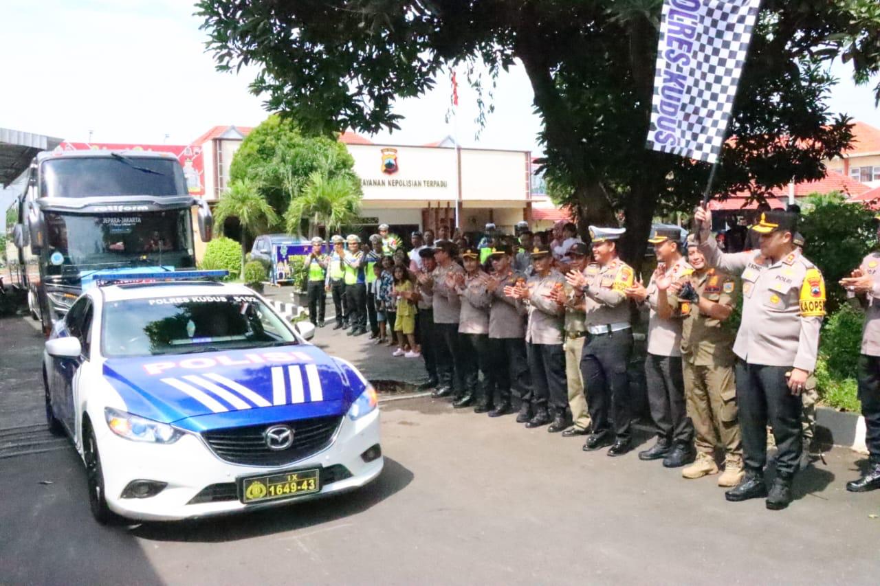 Pemberangkatan bus balik mudik gratis dari Mapolsek Kota Kudus pada Sabtu (5/4) pagi dengan tujuan Terminal Pulo Gebang, Jakarta
