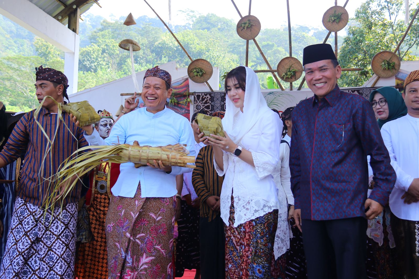 Bupati Kudus Sam'ani Intakoris dan Wakil Bupati Kudus Bellinda Birton bersama Anggota DPR RI Musthofa dalam Parade Sewu Kupat Muria pada Senin, 7 April 2025